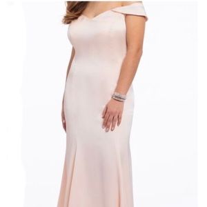 The color is cream. It size 6.